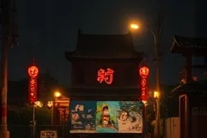 《慢速快门》封面：长曝光街头只剩一个清晰人影